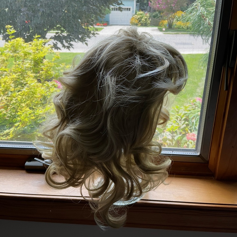 Elegant Blonde Wavy Hair Wig